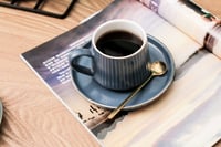 اكواب قهوة سيراميك بألوان هادئة مع أطباق وحامل تجف...