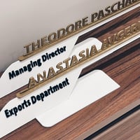 ستاند لوحة اسم مكتبي مميز وفخم باللغه الانجليزية ح...