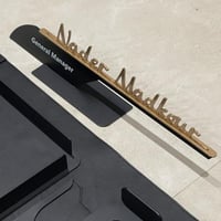 ستاند لوحة اسم مكتبي مميز وفخم باللغه الانجليزية ح...