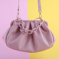 شنطة نسائية بألوان مميزة