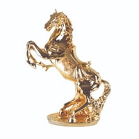مجسم حصان ذهبي اللون