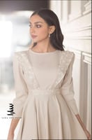 فستان بيج مطرز بزهور بيضاء