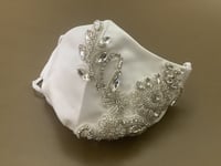 كمامة بيضاء سهرة مطرزة بالخرز الفضي