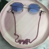 تعليقه نظاره باللون الوردي