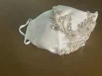 كمامة بيضاء سهرة مطرزة بالخرز الفضي