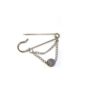 رداء بقبعة مع جيوب وبروش أنيق وعملي.