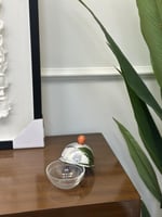 صحن زجاج بغطاء فضي