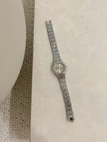 ساعة نسائية بتصميم سداسي