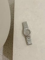 ساعة نسائية بتصميم سداسي