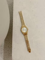 ساعة نسائية بتصميم سداسي