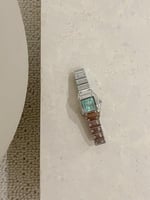 ساعة نسائية بتصميم كارتيير