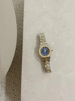 ساعة نسائية بتصميم سداسي