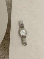 ساعة نسائية بتصميم سداسي