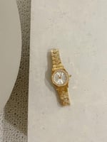 ساعة نسائية بتصميم سداسي