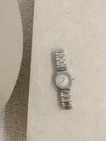 ساعة نسائية بتصميم سداسي