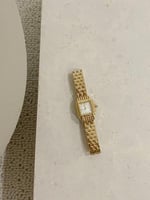 ساعة نسائية بتصميم كارتيير