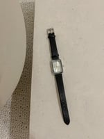 ساعة نسائية جلد