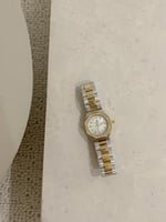 ساعة نسائية بتصميم سداسي