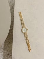 ساعة نسائية بفصوص