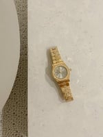 ساعة نسائية بتصميم سداسي