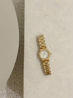 ساعة نسائية بتصميم سداسي