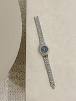 ساعة نسائية بتصميم سداسي