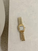 ساعة نسائية بتصميم كارتيير