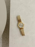 ساعة نسائية بتصميم سداسي