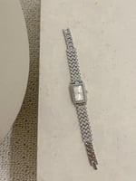 ساعة نسائية بفصوص