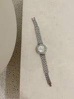 ساعة نسائية بفصوص