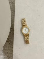 ساعة نسائية بتصميم سداسي