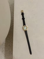 ساعة نسائية جلد