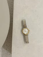 ساعة نسائية بتصميم سداسي