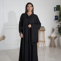 عباية كلوش كريب انترنت مطرزه زهور ملونه على الكم و...