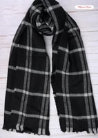 شال نسائي بطبعة كاروهات