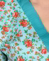 زي عامله مريح بألوان زاهية بالورد