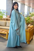 عبايه من الكريب الحرير بلون السماوي مع طرحه