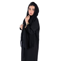 عباية لف كتان بليزر سوداء بتدخيلات قماش نمري على ا...