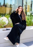 عباية مخمل أسود كلاسيكي بشت شتوي مع طرحة