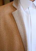 سديري جوخ دبل فيس عسلي وبيج بتصميم ياقة عريضة وإطل...