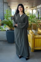 عبايه بلون رمادي زيتوني قماش كريب حرير