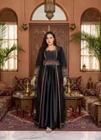 ثوب تراثي أسود بحزام مطرز وتفاصيل ذهبية ملكية