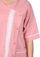 زي عملي للعاملات بتصميم أنيق وأزرار جانبية