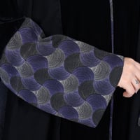 عباية سوداء شتوية مخمل بأكمام ملونه كشميري مع طرحه...