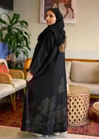 عباية جوري كتان سوداء بتطريز زهور سفلي وأكمام بفتح...
