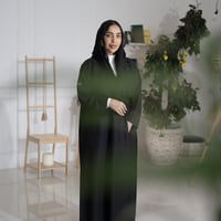 عباية بليزر أسود كتان بجيوب أمامية وصدريه بأطراف ك...