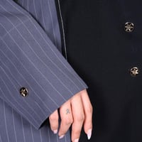 عباية أسود بتدخيلات قماش رصاصي مخطط