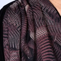 عباية سوداء لف مخمل مع شال وبأكمام كشميري ملون