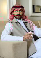 فيست رجالي رسمي وجهين بني وبيج دافئ.