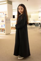 عباية كتان بناتي لف أسود بتطريز ورد اسود على الأكم...